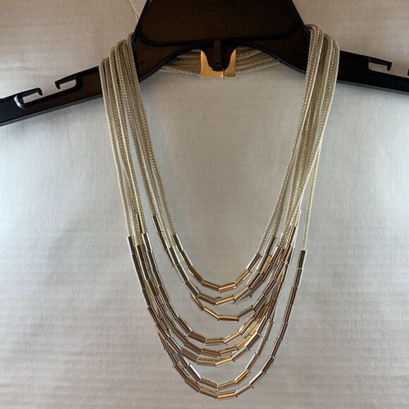 Beautiful silvertone necklace with magnetic closure - Picture 4 of 6